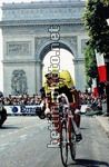 l?americano Greg Lemond conquista il Tour de France superando Laurent Fignon nella cronometro di Parigi per 8 secondi