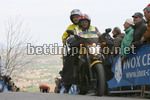 un meccanico della Mavic in moto sullo strappo di Montelupone