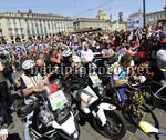 Il momento alla partenza dell'11a tappa in ricordo di Fabio Saccani - Foto Maurizio Brambatti