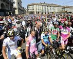 Il momento alla partenza dell'11a tappa in ricordo di Fabio Saccani - Foto Maurizio Brambatti