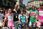 Il momento alla partenza dell'11a tappa in ricordo di Fabio Saccani