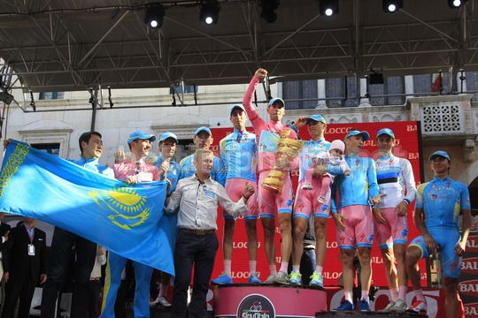Le pagelle del Giro d'Italia 2013 - Nibali festeggia la vittoria del Giro insieme ad i suoi compagni di squadra
